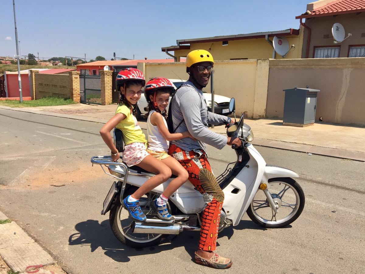 Albergue Authentic Bicycle Tours And Backpackers Soweto Exterior foto